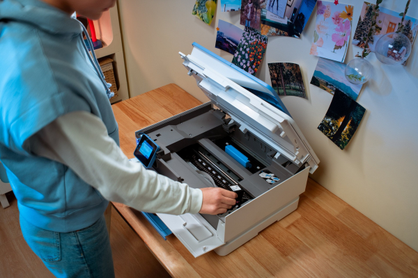 hp-envy-photo-7900-cloudblue-lifestyle-1.jpg