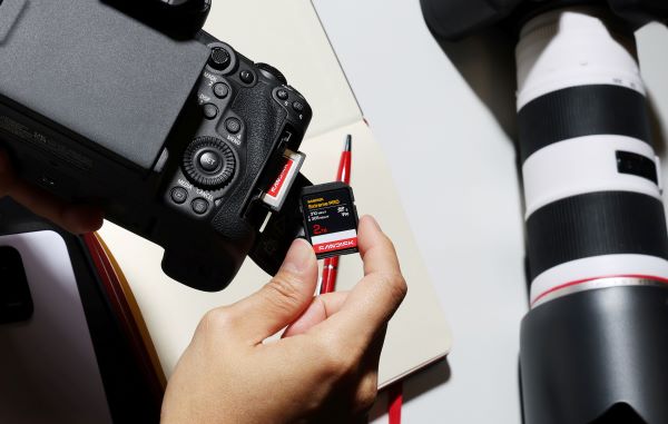 SanDisk představil novou CFexpress 4.0 typu B a vylepšené SD karty V90 a V60