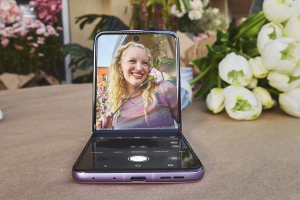 razr-70-family-pocketable-design-+-screen.jpg