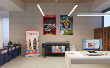 Nová řada velkoformátových tiskáren HP DesignJet a rozšířené funkce PrintOS Production Hub